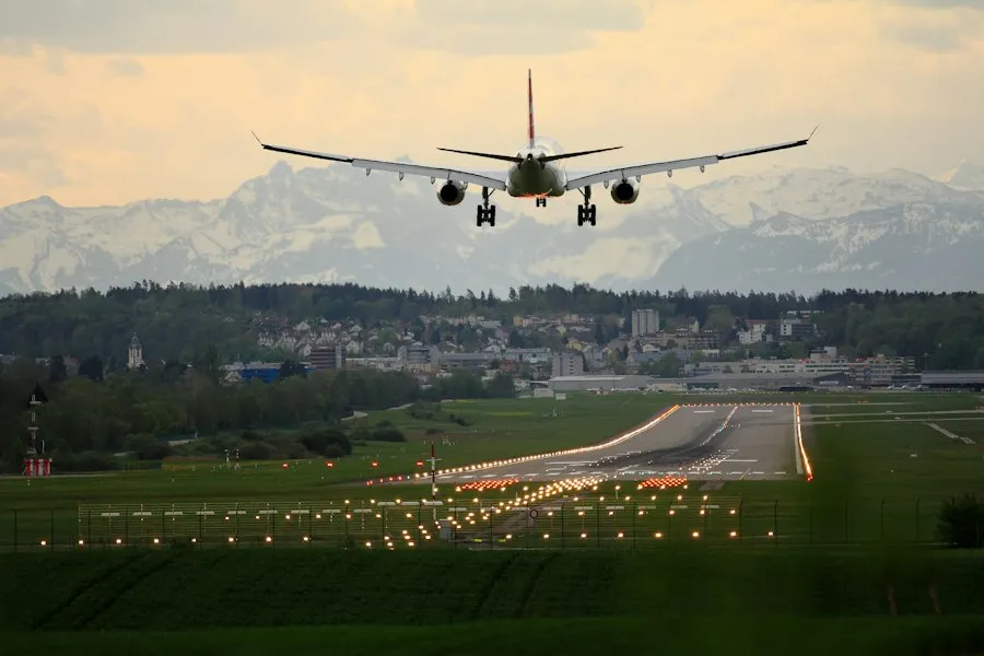 Avion de ligne approchant une piste d'atterrissage