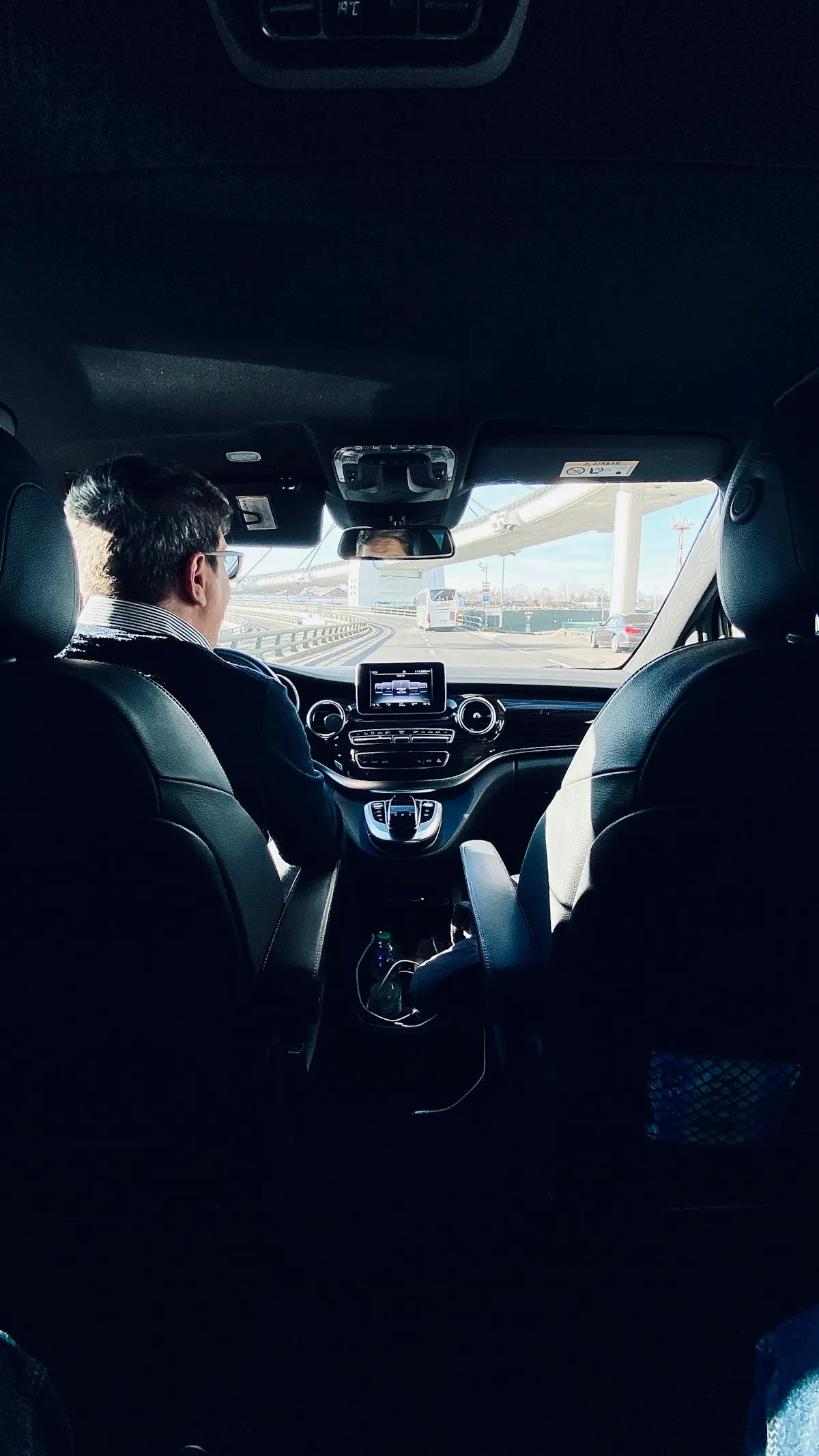 Chauffeur vu depuis l'arrière d'une berline
