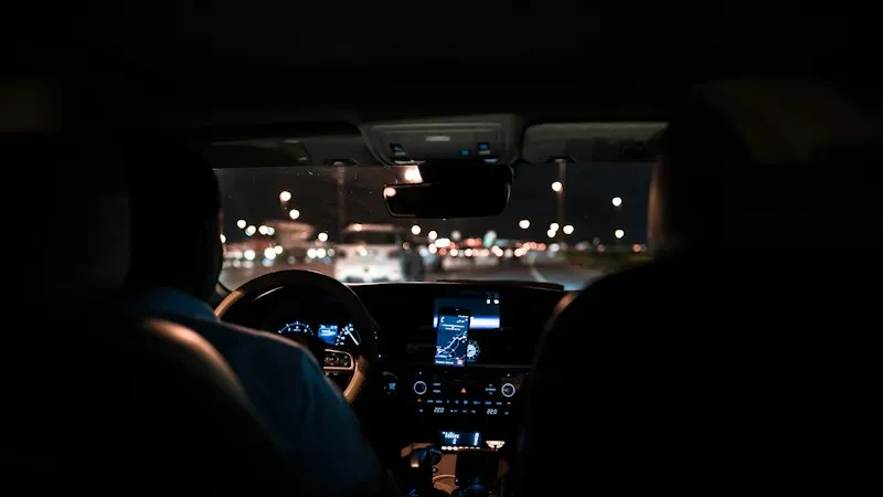 Habitacle d'une voiture circulant de nuit