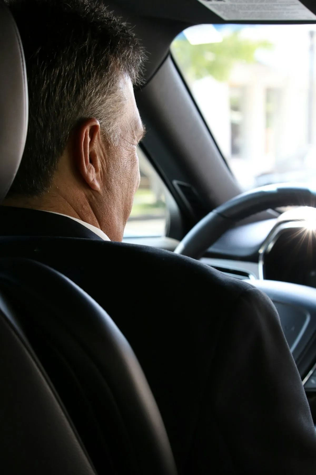 Chauffeur privé au volant d'une berline