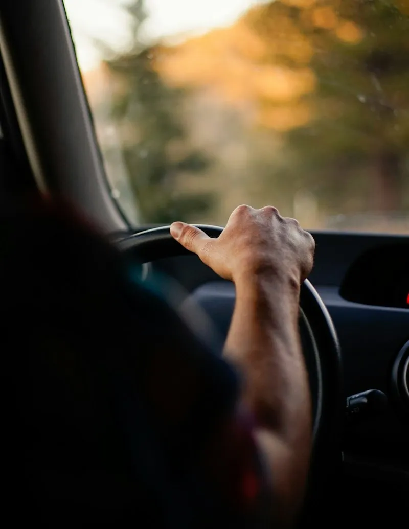 Main d'un conducteur sur le volant d'une voiture